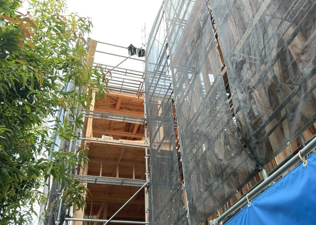 【バルコニー】 | バルコニーは、室外の専用スペースのうち、「屋根がなく開放された空間」であるものを指します。ベランダより広いタイプのものが多く、日当たりもよいため家庭菜園などを楽しみたい人にとって適した環境となります。