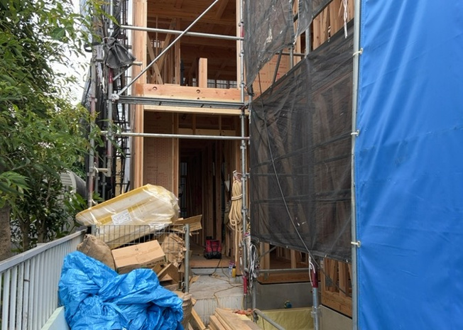 【構造・工法・仕様】 | 木造住宅とは土台、壁、柱など建築物の強度を支える構造体の材に木が使用されている構造を指します。構造体は建物の自重を支えるだけではなく風圧や水圧、積裁荷重などあらゆる衝撃に耐えるための基礎です。