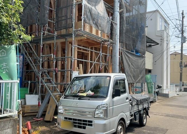 【前面道路含む現地写真】 | 道幅が狭い場所は比較的土地の値段が低いことが多く、また交通量が少ないため騒音が少なく静かな環境で過ごせます。また、小さいお子様がいるご家庭も安心です。一方で車の駐車が難しいというデメリットもあります。