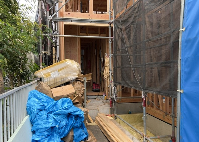 【玄関】 | 玄関は、狭すぎると複数人で使いにくく、広すぎても無駄な空間になりがちです。最低2畳を目安にして、家の広さとの兼ね合いや家族の人数を考慮して決めるとよいでしょう。現地を見学して快適な玄関を選びましょう！