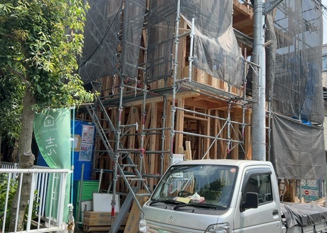 【前面道路含む現地写真】 | 住宅用の土地では前面道路に2m以上接していなければならないと法律で定められています。しかし、お持ちの車のサイズやライフスタイルなどにより、2mでは利便が悪い場合もございますので、事前に確認しましょう。