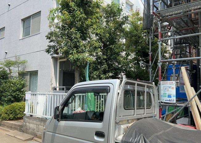 【前面道路含む現地写真】 | お持ちの車種によっては前面道路が広い方が便利でしょう。しかし、前面道路が広ければその分交通量が多くなるため、騒音などが気になる場合があります。実際に現地を見学し、周辺交通量や騒音などを確認しましょう！