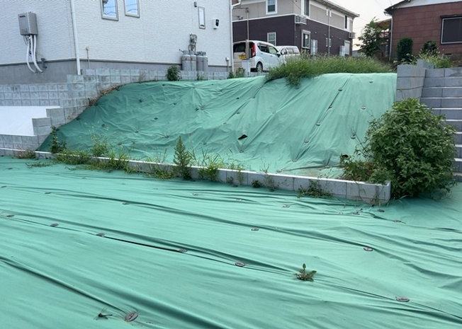【外観】 | 土地を買う際、住む地域の自治体や福祉の補助制度にも注目してみましょう。子供や老人の医療補助やゴミ出しのルールなど、自治体によってルールに大きな違いがあるため、暮らしやすい土地で判断するとよいでしょう。