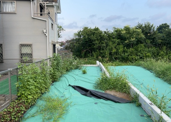 【外観】 | 現地に行くなら、物件の周囲の地形がどうなっているかを見ることも大切です。周辺より低くなっている土地では、大雨などで水が集まりやすいため、地盤が弱くなっているということも考えられるため、注意が必要です。