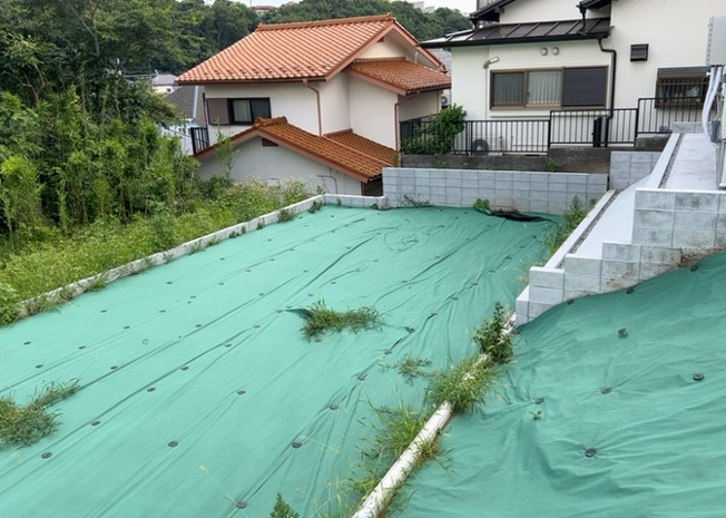 【外観】 | 隣家の土地はどうなっているのか、生活利便施設が近くにあるのか、学校まで近いかなど、お客様のライフスタイルにあわせたイメージが重要です。また、近くにあると困る施設が近くにないかも確認するといいでしょう。