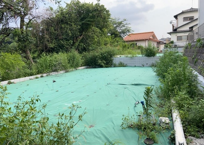 【外観】 | 土地を買う際、住む地域の自治体や福祉の補助制度にも注目してみましょう。子供や老人の医療補助やゴミ出しのルールなど、自治体によってルールに大きな違いがあるため、暮らしやすい土地で判断するとよいでしょう。