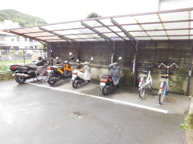 光栄ハイツ山手の駐車場