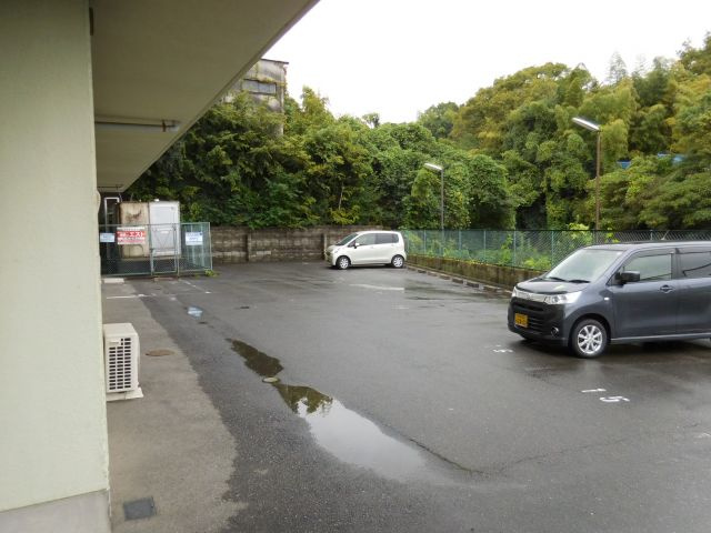 光栄ハイツ山手の駐車場