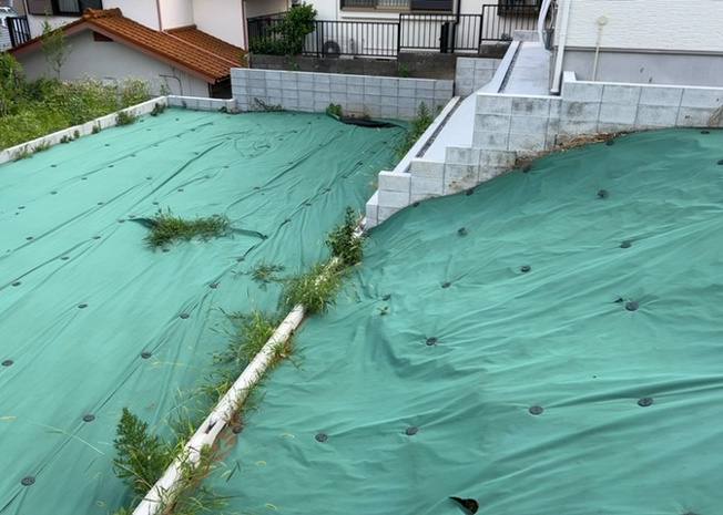 【外観】 | 土地の形が極端に長細かったり、狭小地、あるいは道路との高低差がある傾斜地だった場合、後々売ろうとしても買い手がつかない場合もあります。後々、売却することになった時に価値の下がらない土地を選びましょう。