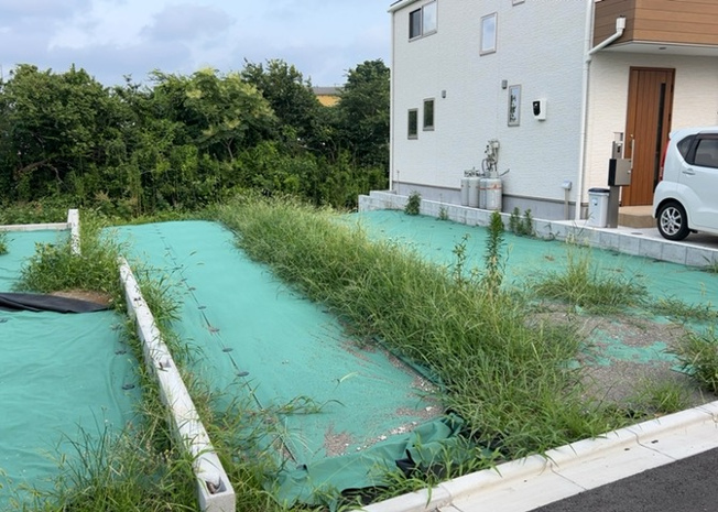 【外観】 | 現地に行くなら、物件の周囲の地形がどうなっているかを見ることも大切です。周辺より低くなっている土地では、大雨などで水が集まりやすいため、地盤が弱くなっているということも考えられるため、注意が必要です。