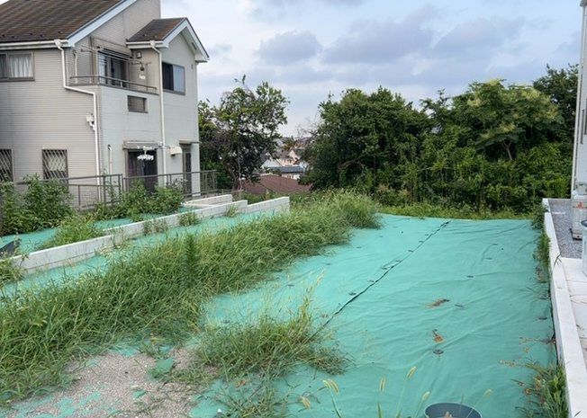 【外観】 | 隣家の土地はどうなっているのか、生活利便施設が近くにあるのか、学校まで近いかなど、お客様のライフスタイルにあわせたイメージが重要です。また、近くにあると困る施設が近くにないかも確認するといいでしょう。
