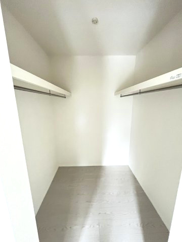 【収納】 | 糟屋郡宇美町とびたけ3丁目2期・平屋　1号棟（全1棟）【仲介手数料無料・0円】 | 現地写真。ウォークインクローゼットです。