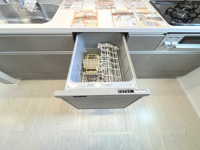 【キッチン】 | 糟屋郡宇美町とびたけ3丁目2期・平屋　1号棟（全1棟）【仲介手数料無料・0円】 | 現地写真。食洗器が付いてます。
