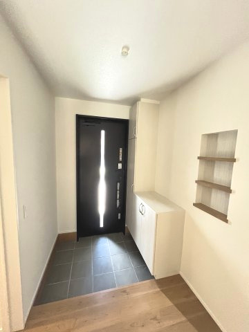【玄関】 | 糟屋郡宇美町とびたけ3丁目2期・平屋　1号棟（全1棟）【仲介手数料無料・0円】 | 現地写真。