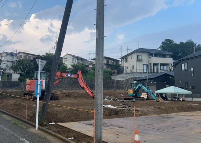 【外観】 | 現地に行くなら、物件の周囲の地形がどうなっているかを見ることも大切です。周辺より低くなっている土地では、大雨などで水が集まりやすいため、地盤が弱くなっているということも考えられるため、注意が必要です。