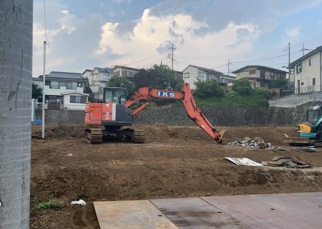 【外観】 | 隣家の土地はどうなっているのか、生活利便施設が近くにあるのか、学校まで近いかなど、お客様のライフスタイルにあわせたイメージが重要です。また、近くにあると困る施設が近くにないかも確認するといいでしょう。