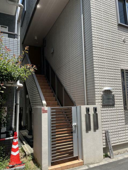 杉並区高円寺南３丁目のアパートのエントランス