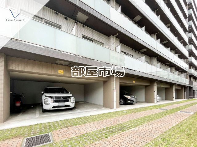 スカイコートパレス大島の駐車場