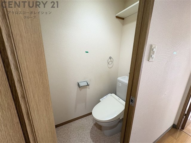 温水洗浄便座機能付きのトイレです♪