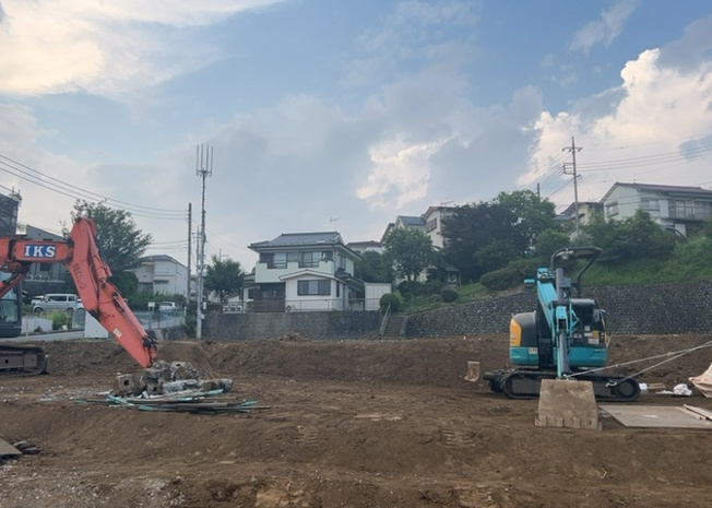 【外観】 | 現地に行くなら、物件の周囲の地形がどうなっているかを見ることも大切です。周辺より低くなっている土地では、大雨などで水が集まりやすいため、地盤が弱くなっているということも考えられるため、注意が必要です。