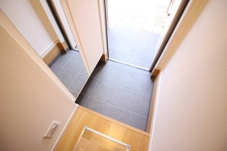 神戸市東灘区北青木４丁目のアパートの玄関