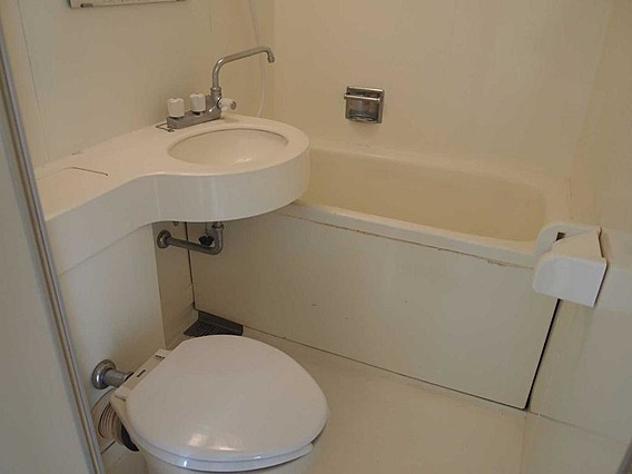 エンゼルマリン元町の浴室|シャワー室+トイレのセパレートに改装している場合があります。※間取り図優先※