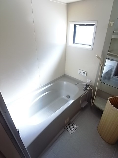 西宮市松下町のアパートの浴室