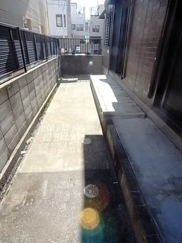 西宮市松下町のアパートのバルコニー