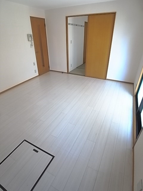 西宮市松下町のアパートの居間・リビング