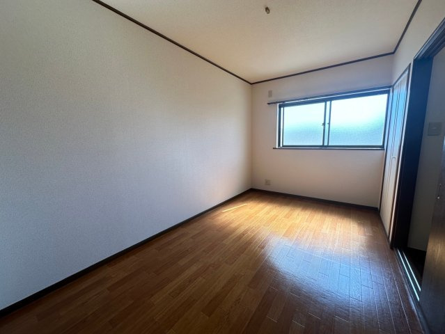 神戸市灘区大内通１丁目のアパートの居間・リビング