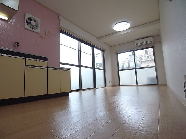 ロイヤルマロンハイツの居間・リビング