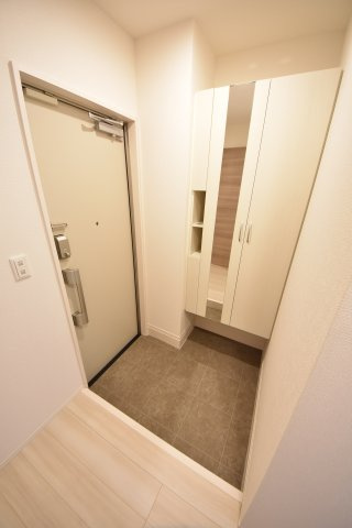 神戸市中央区旗塚通３丁目のアパートの玄関