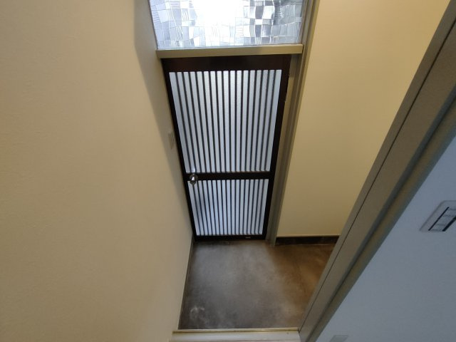 神戸市中央区旗塚通３丁目のアパートの玄関