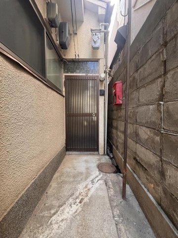 神戸市中央区旗塚通３丁目のアパートのエントランス