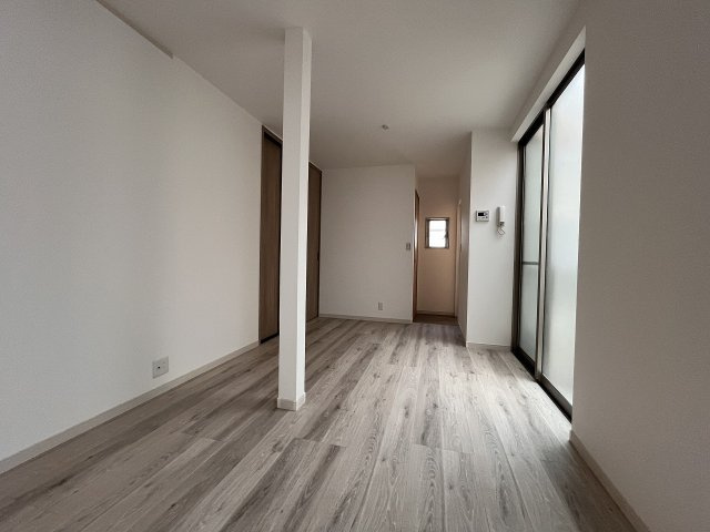 神戸市中央区旗塚通３丁目のアパートの居間・リビング