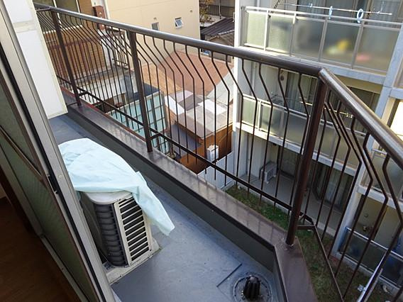 神戸市中央区国香通５丁目のアパートのバルコニー
