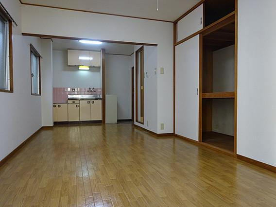 神戸市中央区国香通５丁目のアパートの居間・リビング