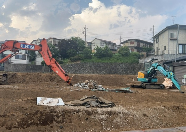 【外観】 | 土地の形が極端に長細かったり、狭小地、あるいは道路との高低差がある傾斜地だった場合、後々売ろうとしても買い手がつかない場合もあります。後々、売却することになった時に価値の下がらない土地を選びましょう。
