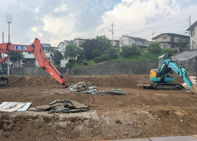 【外観】 | 家を建てる場合、方位は要チェックです。現実的に日当たりのよい家ならばリビングは南側、建築基準法でも北側に当たる家への配慮は求められています。土地を見学に行く際は、方位磁針を持って行くようにしましょう。