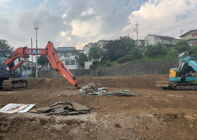 【外観】 | 土地を買う際、住む地域の自治体や福祉の補助制度にも注目してみましょう。子供や老人の医療補助やゴミ出しのルールなど、自治体によってルールに大きな違いがあるため、暮らしやすい土地で判断するとよいでしょう。