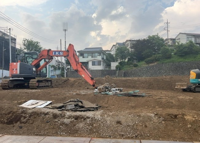 【外観】 | 土地の前の道路に消火栓が設置されていることがあります。この場合、道路交通法第45条第1項により、駐車禁止の場所が指定されています。そのため、車庫などの駐車スペースをつくることができない場合があります。