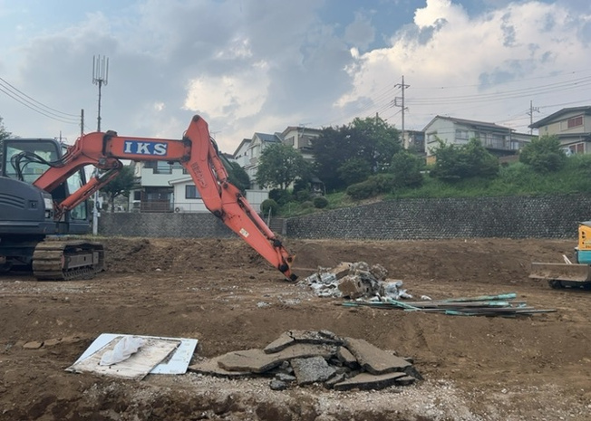 【外観】 | 現地に行くなら、物件の周囲の地形がどうなっているかを見ることも大切です。周辺より低くなっている土地では、大雨などで水が集まりやすいため、地盤が弱くなっているということも考えられるため、注意が必要です。
