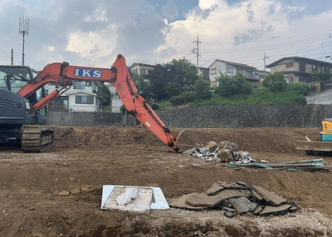 【外観】 | 隣家の土地はどうなっているのか、生活利便施設が近くにあるのか、学校まで近いかなど、お客様のライフスタイルにあわせたイメージが重要です。また、近くにあると困る施設が近くにないかも確認するといいでしょう。