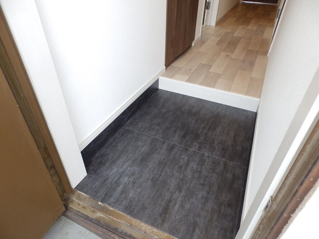 神戸市灘区赤坂通８丁目の賃貸マンションの玄関