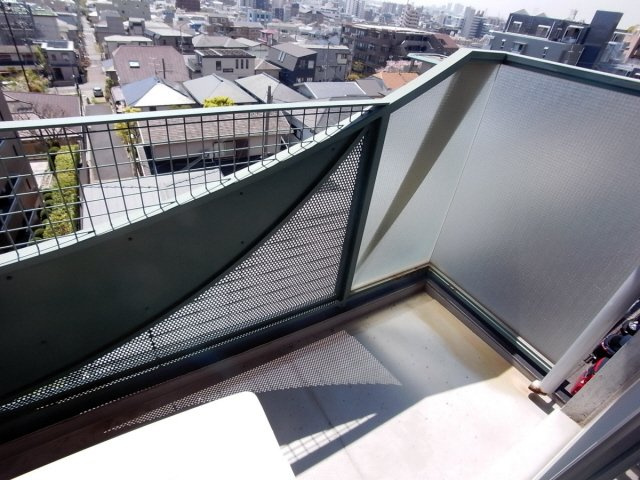 芦屋市三条町のアパートのバルコニー
