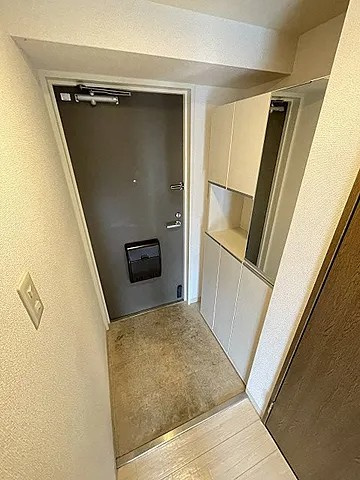 西宮市久保町の賃貸マンションの玄関