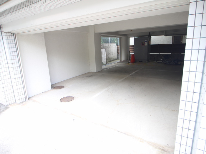 芦屋市業平町の賃貸マンションの駐車場