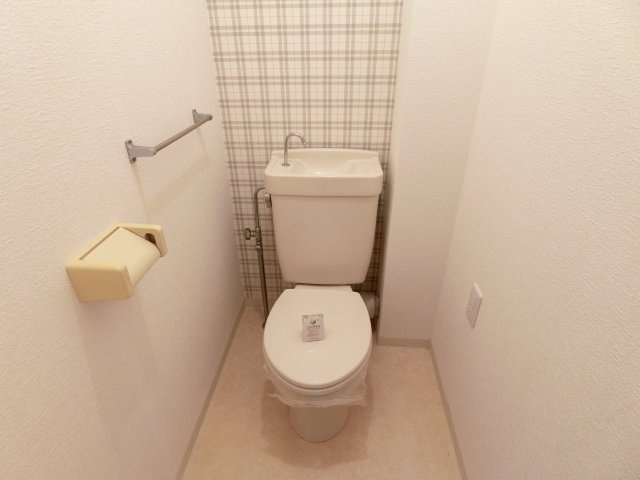 西宮市甲子園一番町の賃貸マンションのトイレ