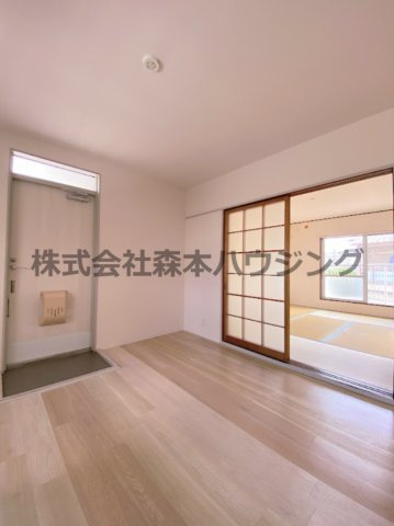 【居間・リビング】 | 　レジデンス澤井 | こちらの居間で趣味の時間をお楽しみください