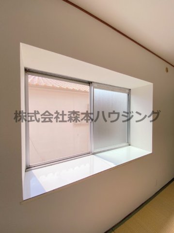 【内装】 | 　レジデンス澤井 | 出窓が明るくしてくれます